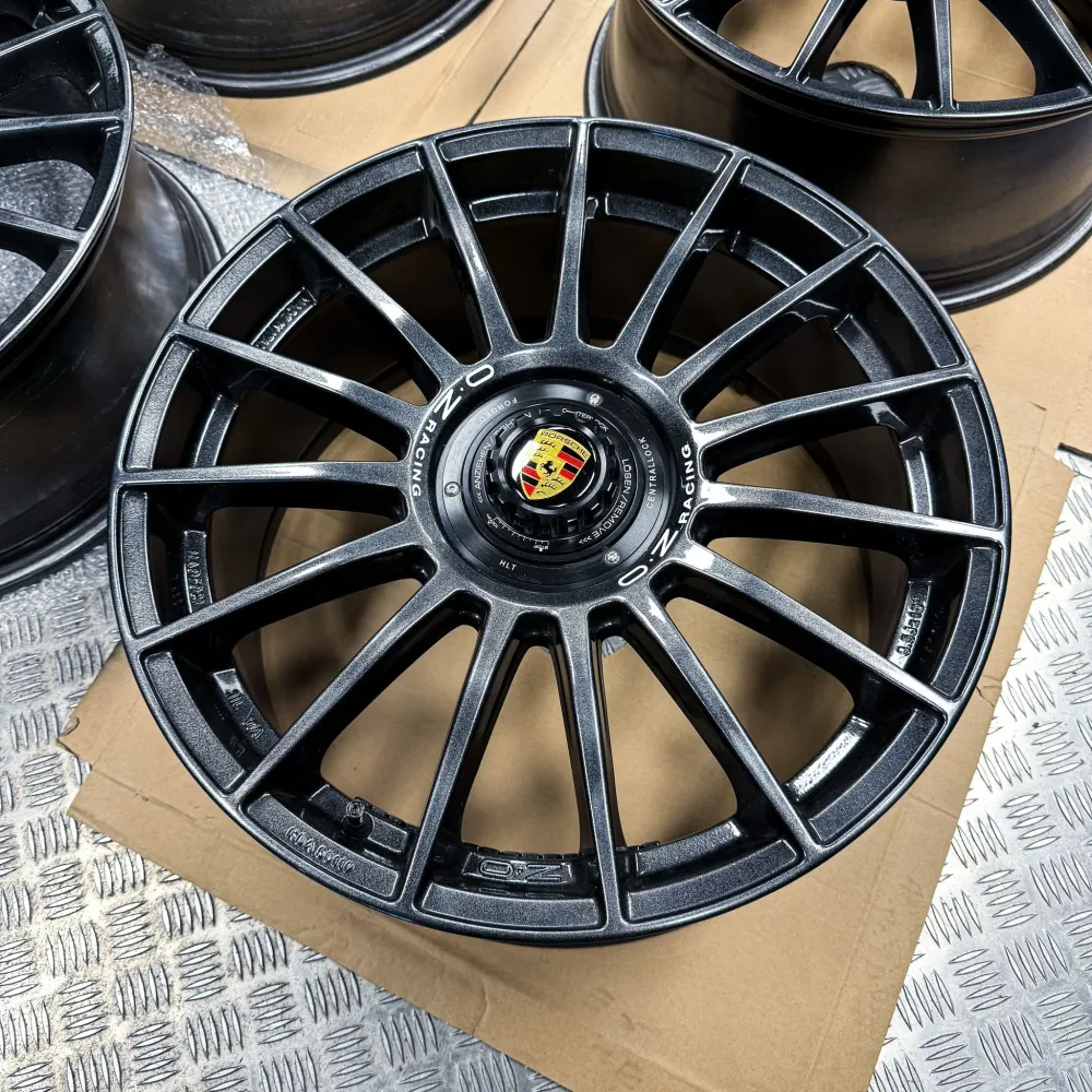OZ Custom Superturismo Evoluzione Sjajni Antracit 5x112 19″ Set Kotač