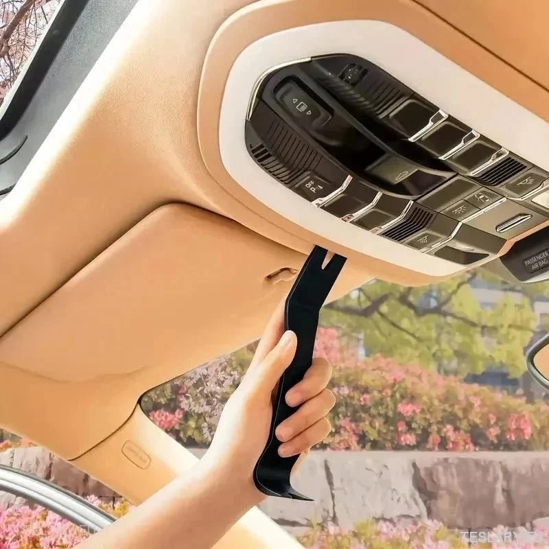 Komplet alata od 4 komada za vaš tesla