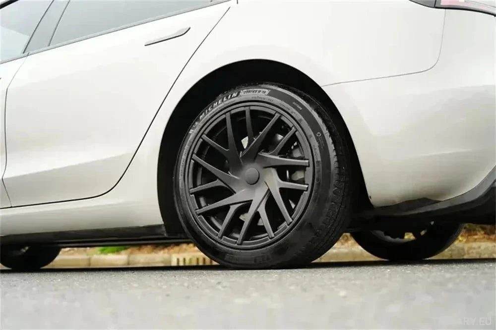 18 "Tesla 3 Highland Full Rim Matte crni kotač