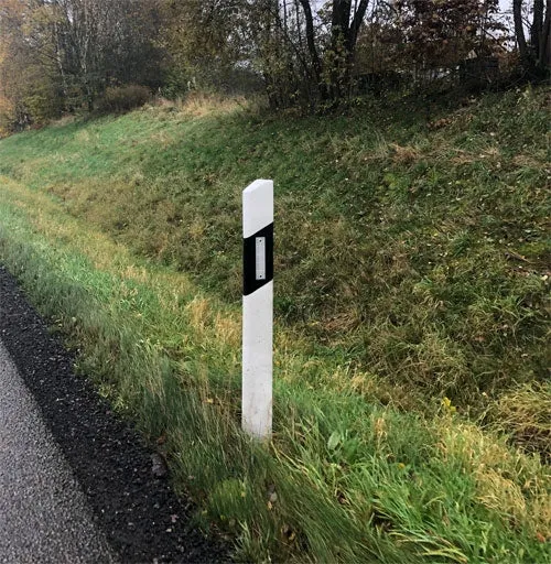 Cestovni usmjerivač - Standardni trokutasti stup
