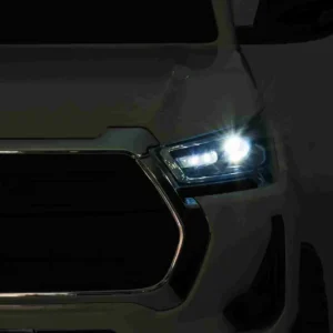 Licencirani auto na akumulator Toyota Hilux 4x4 - bijeli